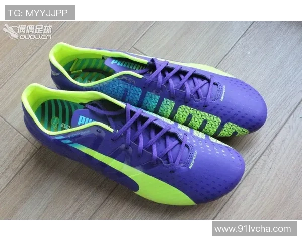 女球星穿粉色足球鞋展现力量与魅力完美结合的赛场风采